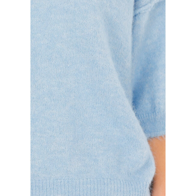 Hellblauer weicher Pullover mit halblangen Puffärmeln