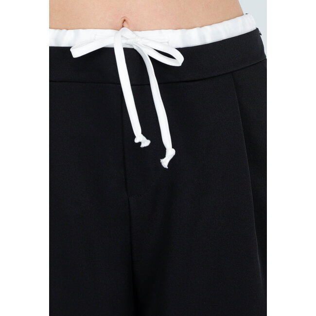 Schwarze Hose mit weitem Bein, weißem Bund und Schleifendetail