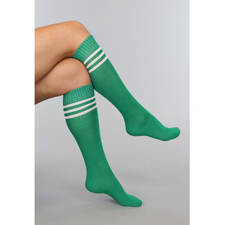 Sportliche grüne Strümpfe mit weißen Streifen
