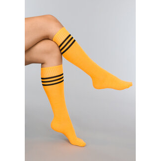 Sportliche orangefarbene Strümpfe mit schwarzen Streifen