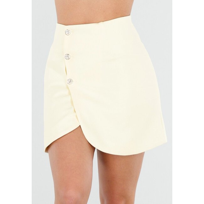 Buttergelber Minirock mit Überwurf und goldfarbenen Knöpfen auf der Vorderseite