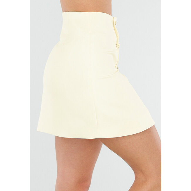 Buttergelber Minirock mit Überwurf und goldfarbenen Knöpfen auf der Vorderseite
