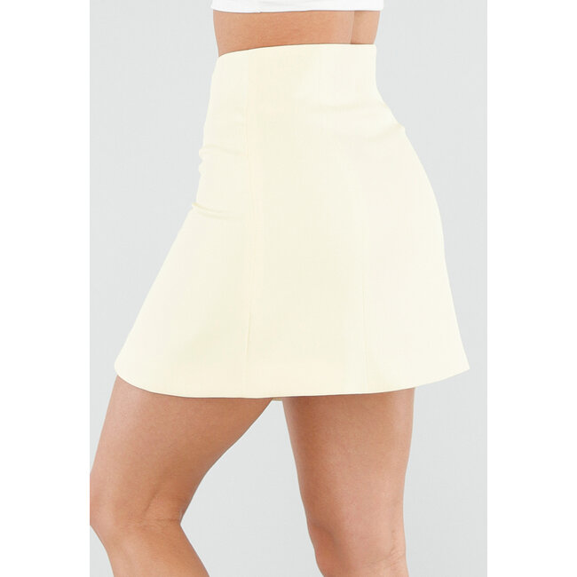 Buttergelber Minirock mit Überwurf und goldfarbenen Knöpfen auf der Vorderseite