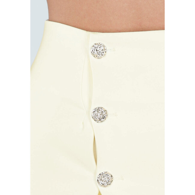 Buttergelber Minirock mit Überwurf und goldfarbenen Knöpfen auf der Vorderseite