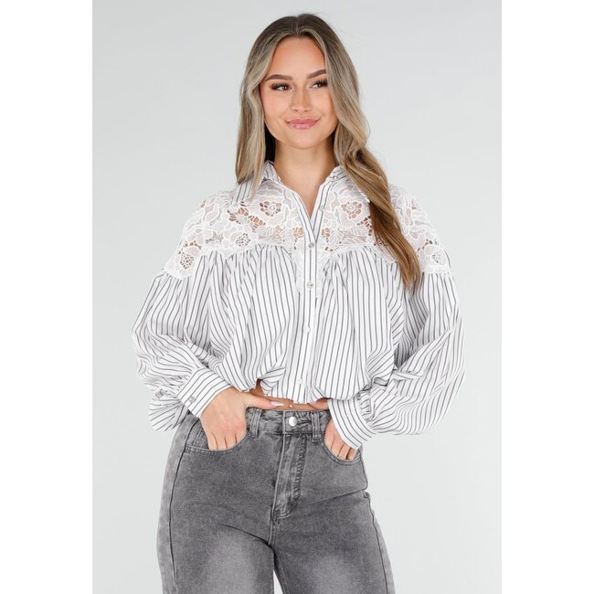 Grau gestreifte, kurz geschnittene Bluse