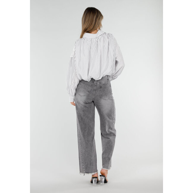 Grau-weiß gestreifte Bluse mit Spitze und langen Ärmeln