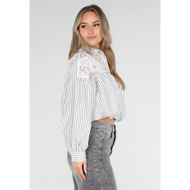 Grau-weiß gestreifte Bluse mit Spitze und langen Ärmeln