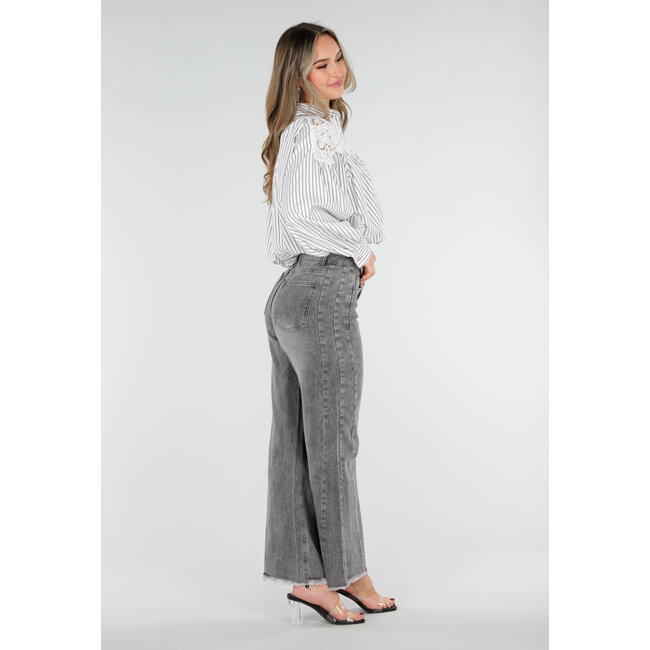 Grau-weiß gestreifte Bluse mit Spitze und langen Ärmeln