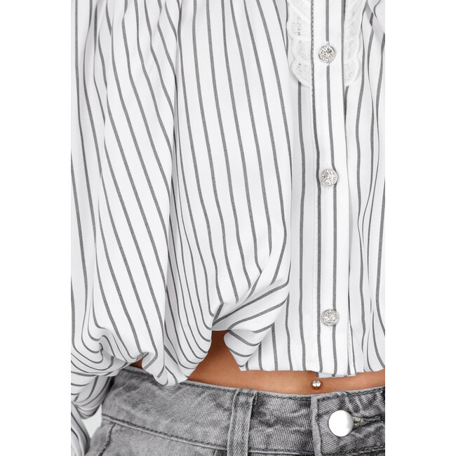 Grau-weiß gestreifte Bluse mit Spitze und langen Ärmeln