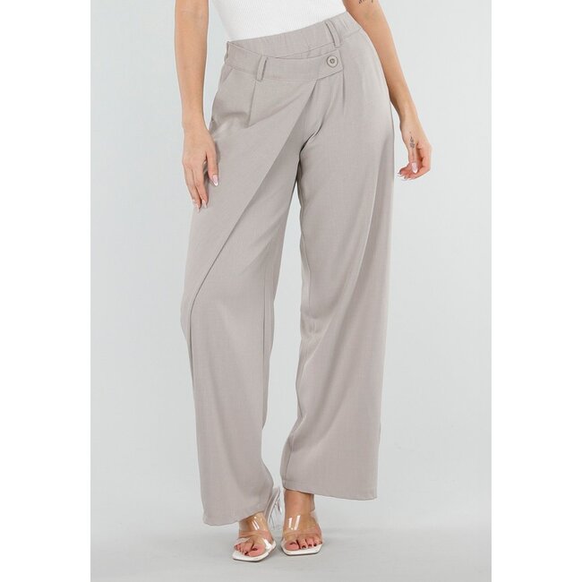 Beigefarbene Hose mit Falten und Stretchbund