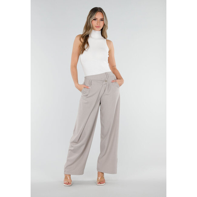 Beigefarbene Hose mit Falten und Stretchbund