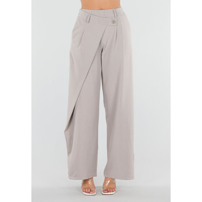 Beigefarbene Hose mit Falten und Stretchbund