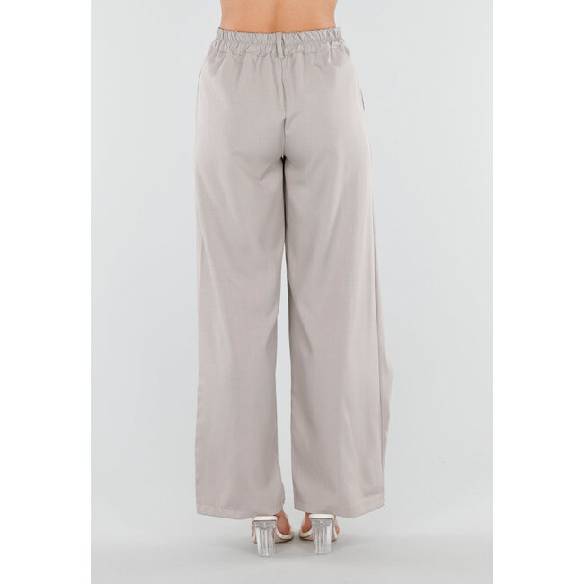 Beigefarbene Hose mit Falten und Stretchbund