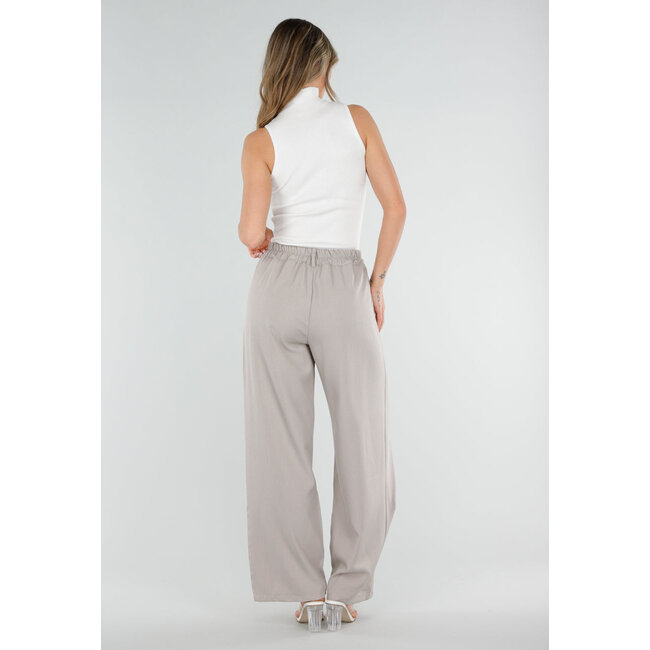 Beigefarbene Hose mit Falten und Stretchbund