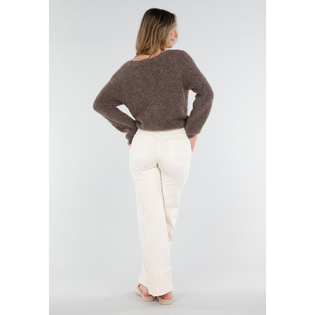 Brauner gestrickter Twist-Crop-Pullover mit langen Ärmeln und V-Ausschnitt