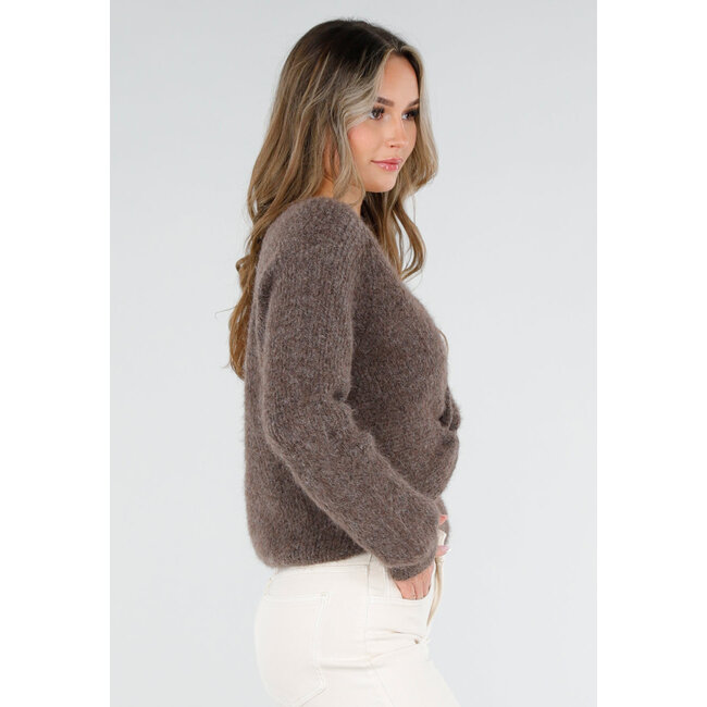 Brauner gestrickter Twist-Crop-Pullover mit langen Ärmeln und V-Ausschnitt