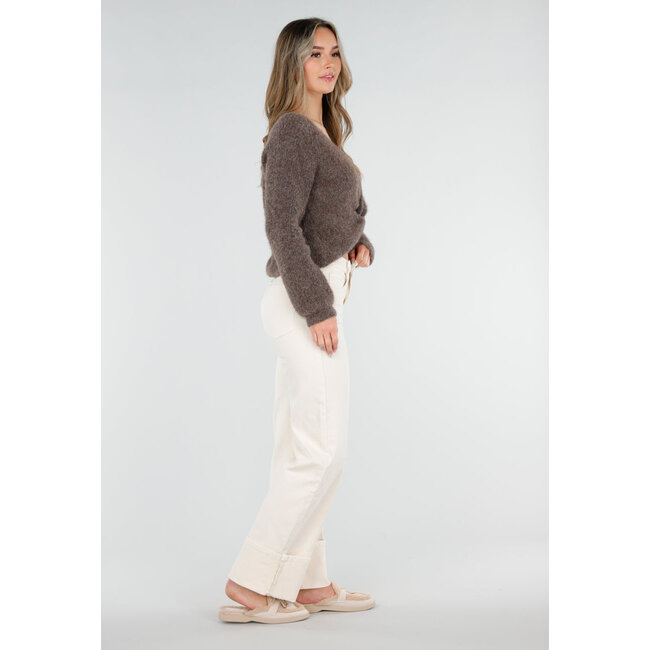 Brauner gestrickter Twist-Crop-Pullover mit langen Ärmeln und V-Ausschnitt