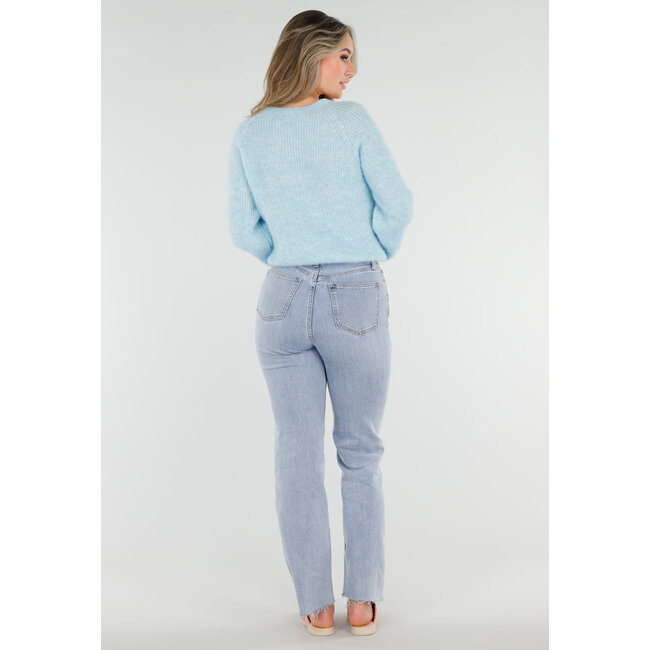 Hellblauer Strickpullover mit Twist und V-Ausschnitt