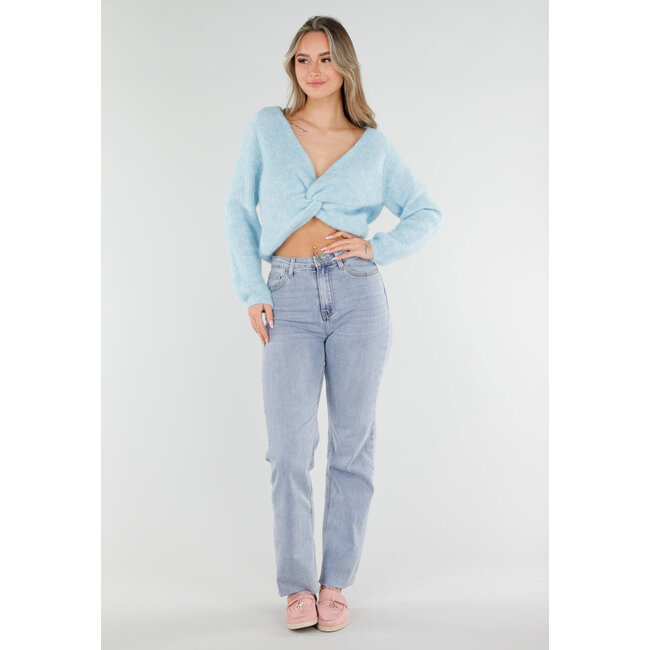 Hellblauer Strickpullover mit Twist und V-Ausschnitt