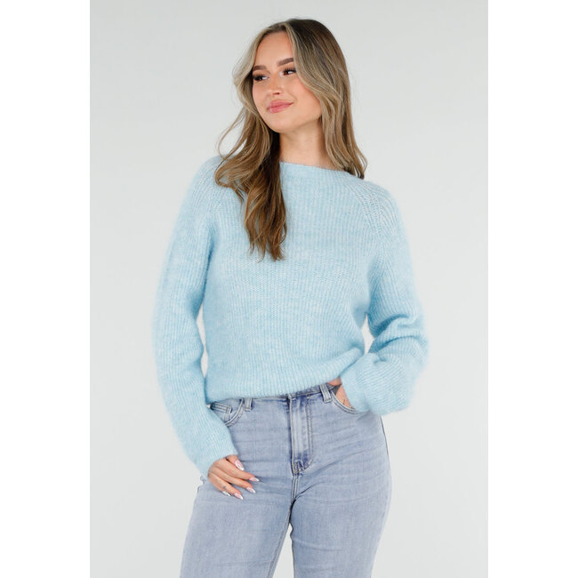 Hellblauer Strickpullover mit Twist und V-Ausschnitt