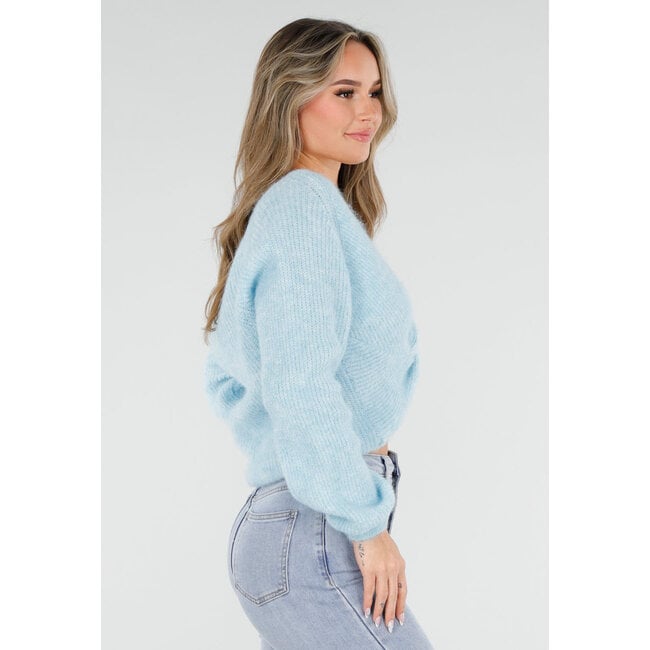 Hellblauer Strickpullover mit Twist und V-Ausschnitt