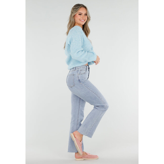 Hellblauer Strickpullover mit Twist und V-Ausschnitt