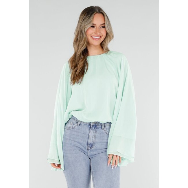 Türkisfarbene Bluse mit weiten langen Ärmeln