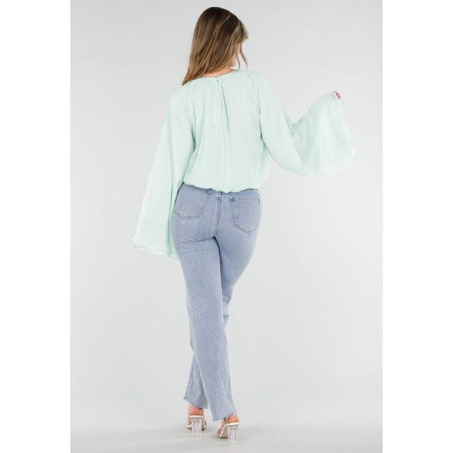 Türkisfarbene Bluse mit weiten langen Ärmeln