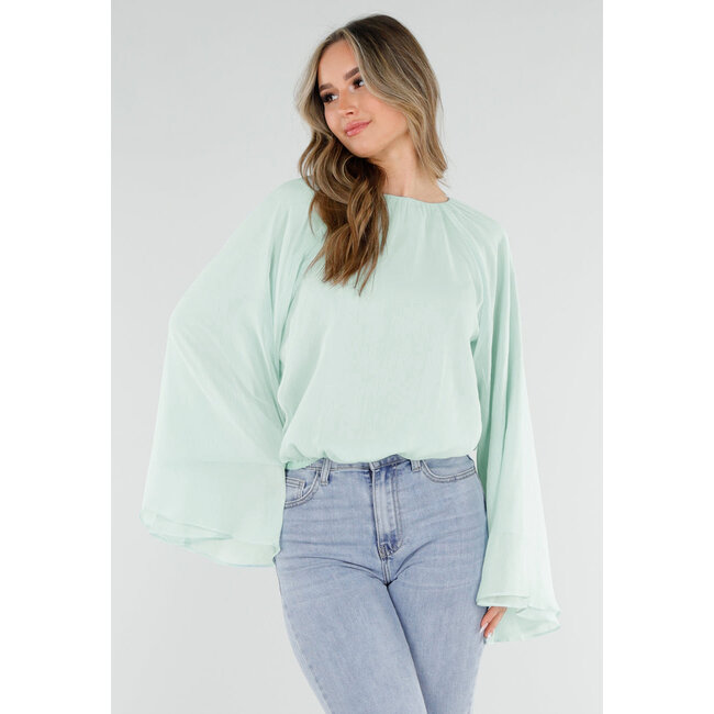 Türkisfarbene Bluse mit weiten langen Ärmeln