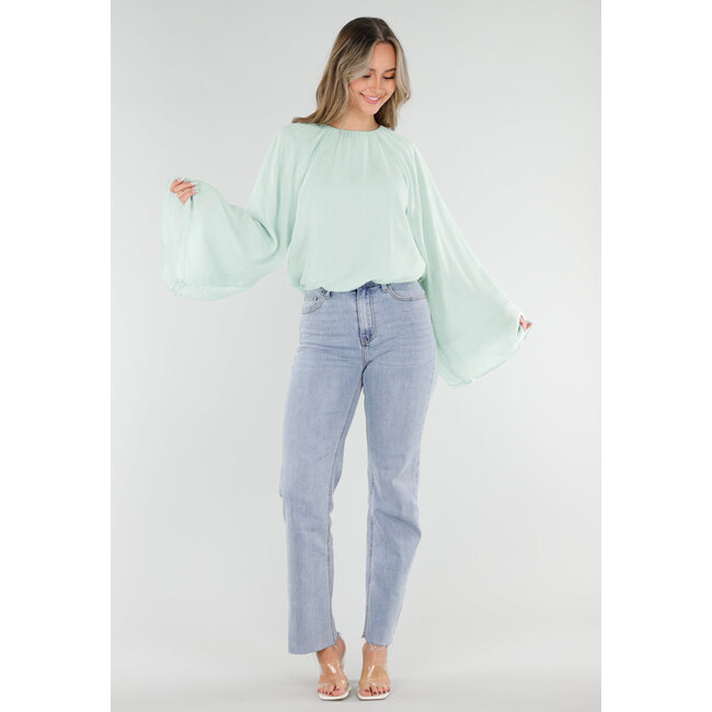 Türkisfarbene Bluse mit weiten langen Ärmeln