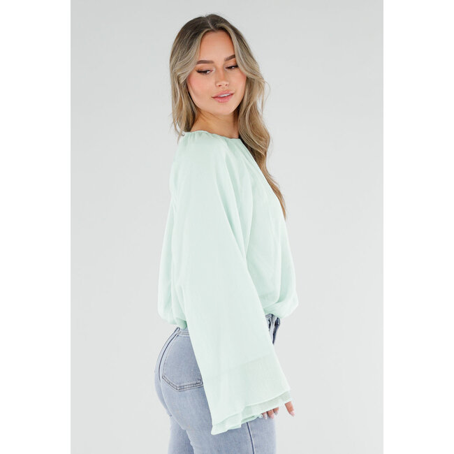 Türkisfarbene Bluse mit weiten langen Ärmeln