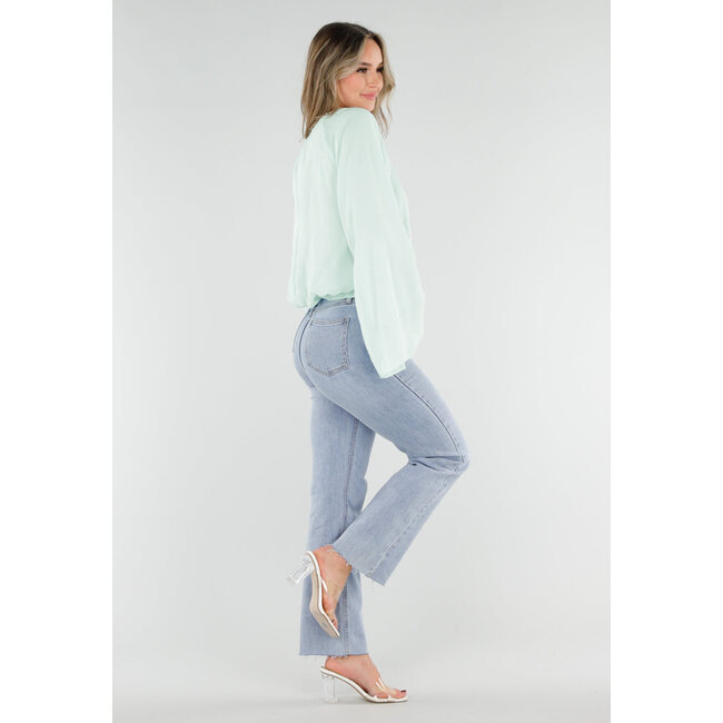 Türkisfarbene Bluse mit weiten langen Ärmeln