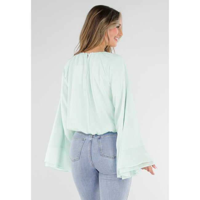 Türkisfarbene Bluse mit weiten langen Ärmeln