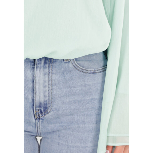 Türkisfarbene Bluse mit weiten langen Ärmeln