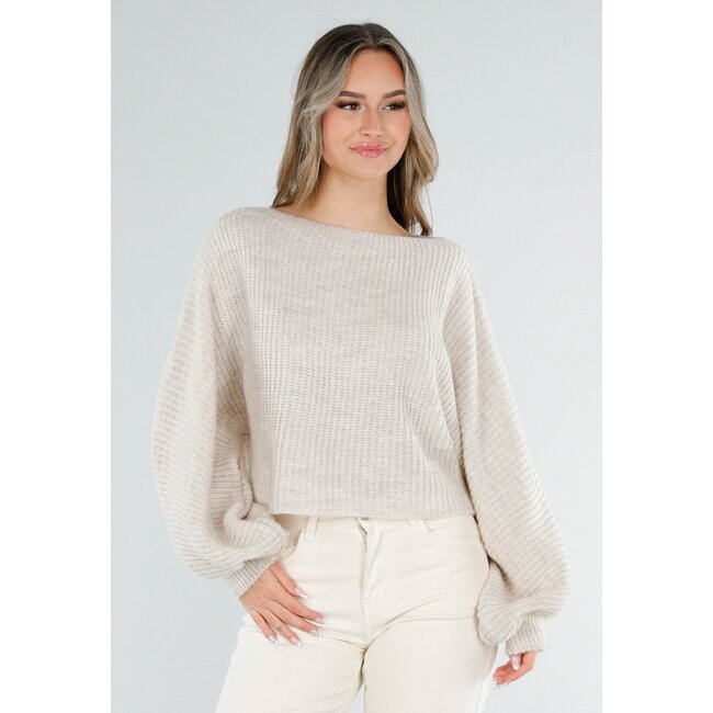 Beigefarbener, fein gestrickter Pullover mit Rollkragen und Ballonärmeln