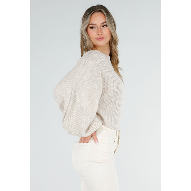 Beigefarbener, fein gestrickter Pullover mit Rollkragen und Ballonärmeln