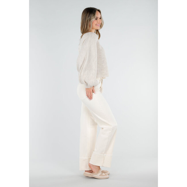 Beigefarbener, fein gestrickter Pullover mit Rollkragen und Ballonärmeln