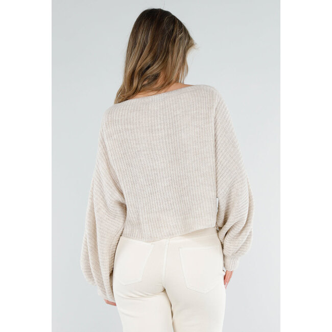 Beigefarbener, fein gestrickter Pullover mit Rollkragen und Ballonärmeln