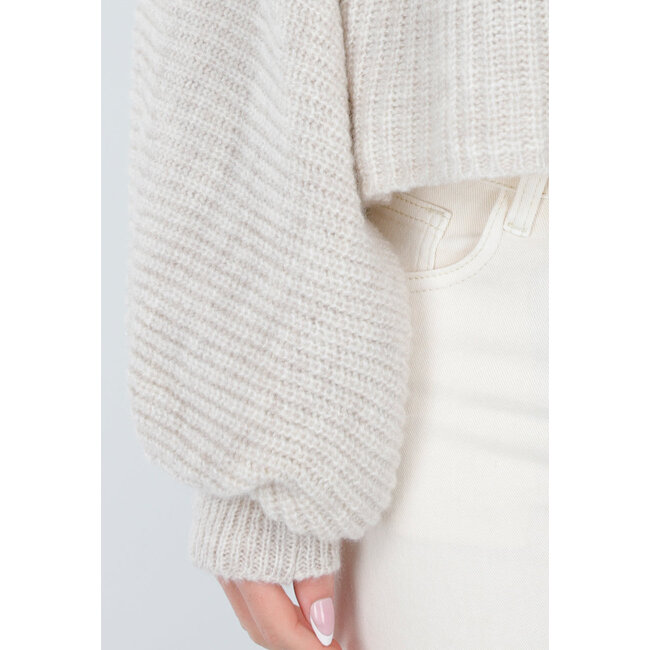 Beigefarbener, fein gestrickter Pullover mit Rollkragen und Ballonärmeln
