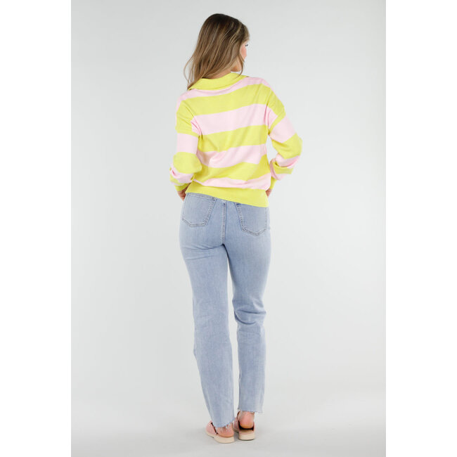 Gelb-rosa gestreifter Pullover mit Kragen und langen Ärmeln