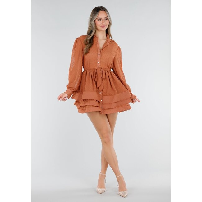 Rostfarbenes Kleid mit Punktstruktur und Rüschen