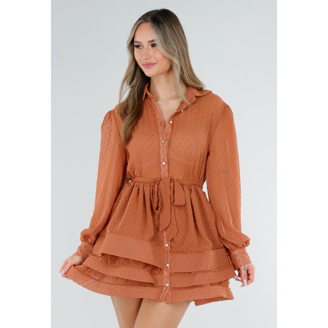 Rostfarbenes Kleid mit Punktstruktur und Rüschen