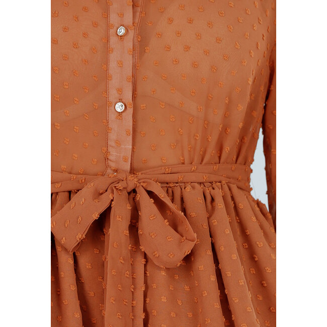 Rostfarbenes Kleid mit Punktstruktur und Rüschen