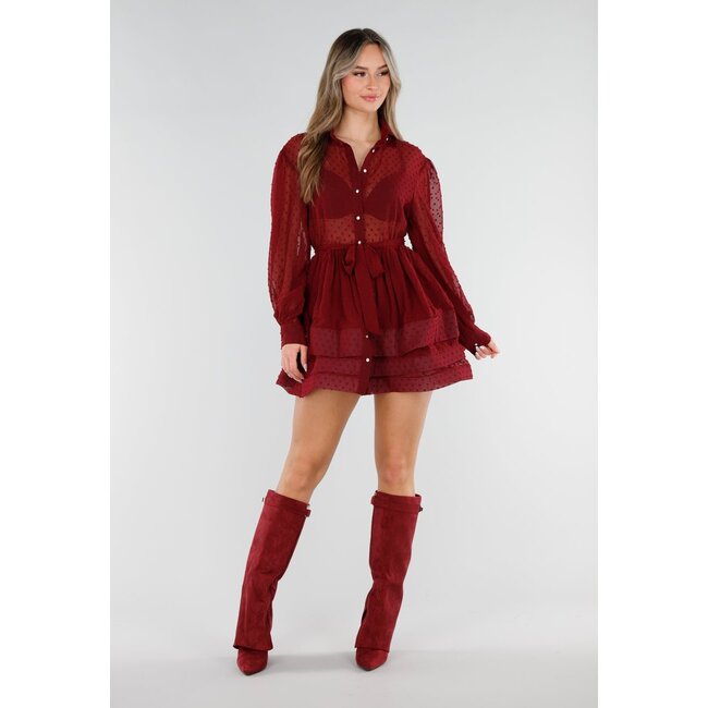 Bordeauxkleid mit Punktstruktur und Rüschen