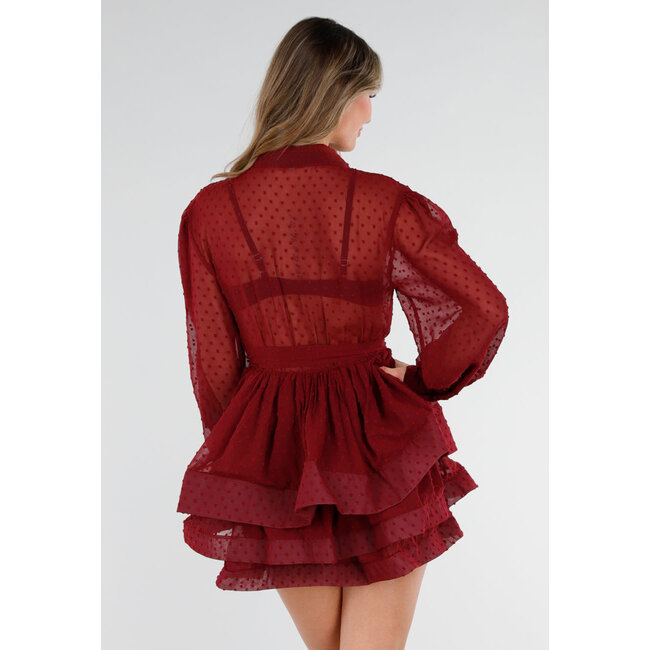 Bordeauxkleid mit Punktstruktur und Rüschen