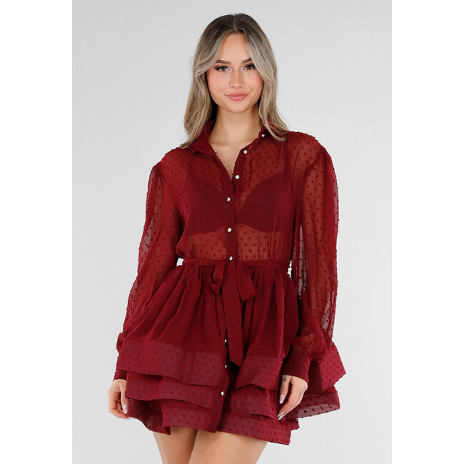 Bordeauxkleid mit Punktstruktur und Rüschen