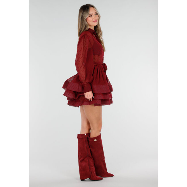 Bordeauxkleid mit Punktstruktur und Rüschen