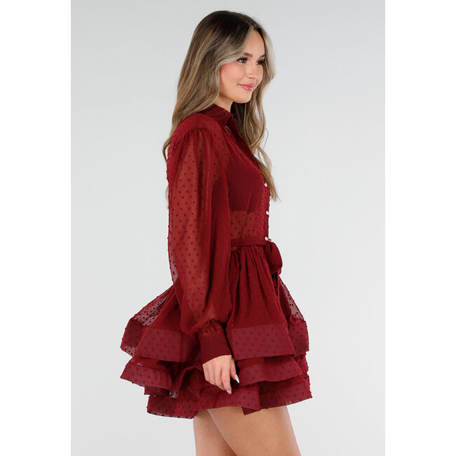 Bordeauxkleid mit Punktstruktur und Rüschen