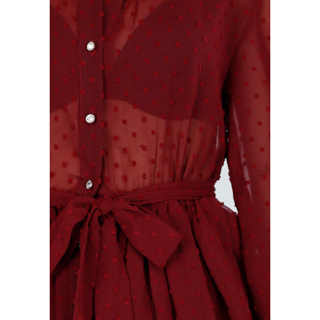 Bordeauxkleid mit Punktstruktur und Rüschen