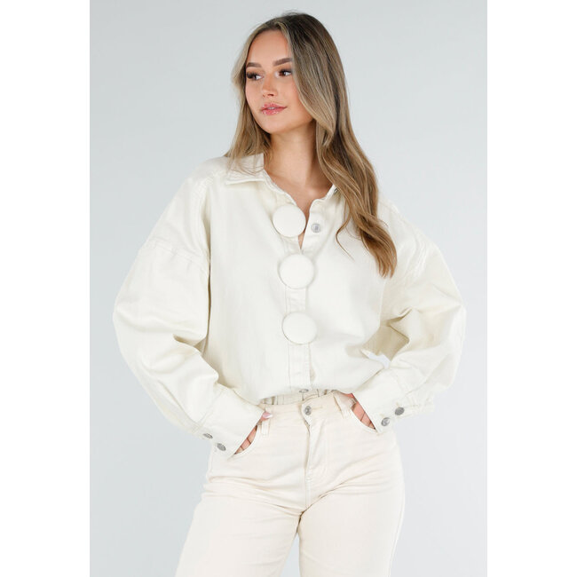 Cremefarbene Jeansbluse mit übergroßen Knöpfen und langen Ärmeln